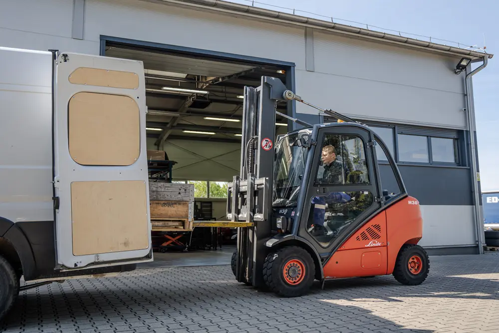 Wózek widłowy przy hali produkcyjnej ED-POL